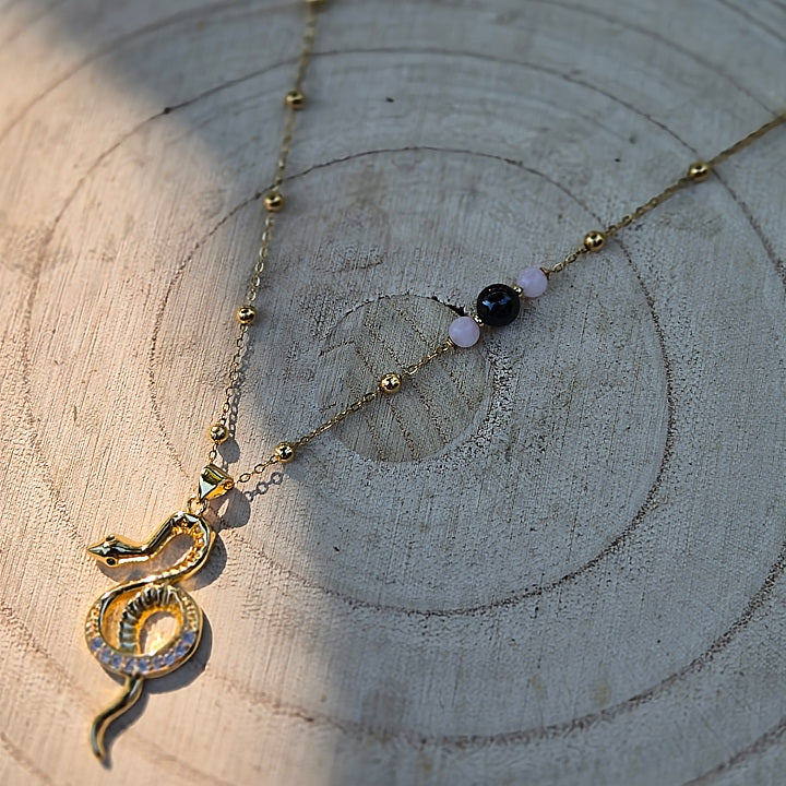 Freya - Collier Spinelle Noir et Quartz Rose Pendentif Serpent