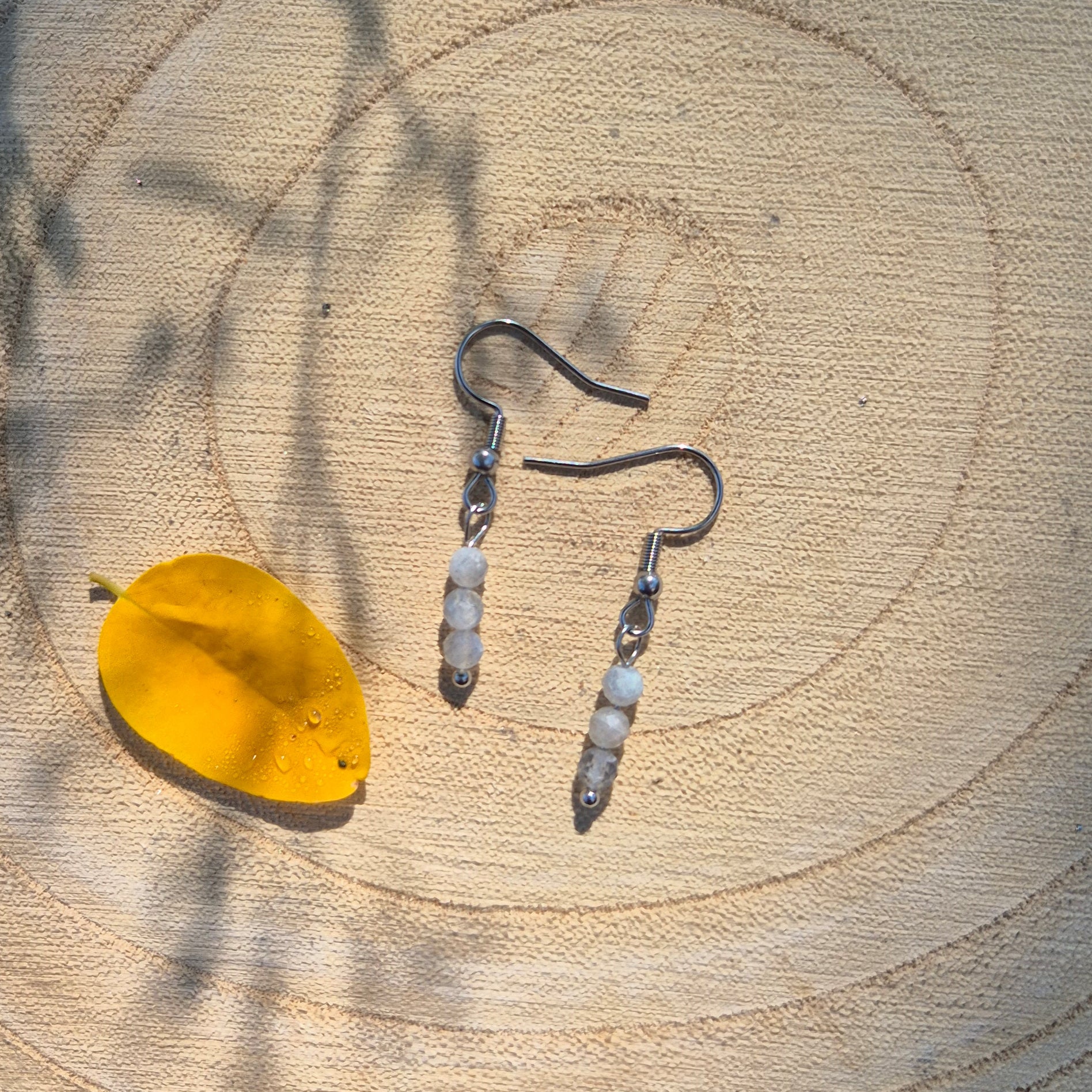 Boucles d’oreilles en acier inoxydable ornées de labradorite naturelle, pierre de protection et d’intuition.