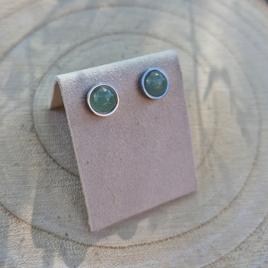 Boucles d’oreilles puces en acier inoxydable serties d’aventurine verte naturelle, pierre de chance et d’harmonie.