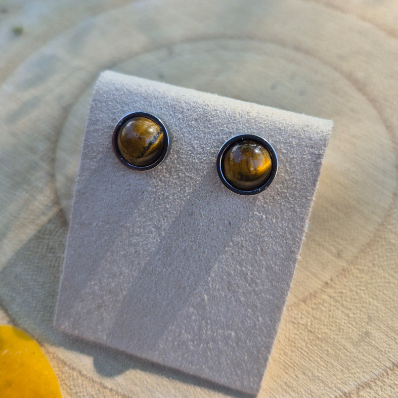 Boucles d’oreilles puces en acier inoxydable serties d’œil de tigre naturel, pierre de protection et de confiance en soi.