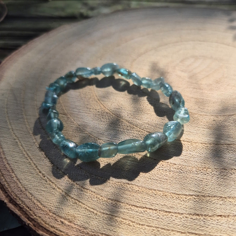 Bracelet en perles baroques en apatite bleue naturelle du Brésil, pierre de communication, de créativité et de confiance.
