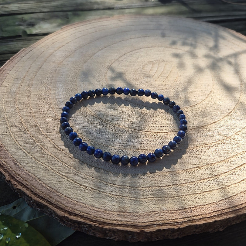 Bracelet en perles de 4 mm en lapis lazuli naturel d’Afghanistan, pierre de sagesse, d’intuition et de sérénité.