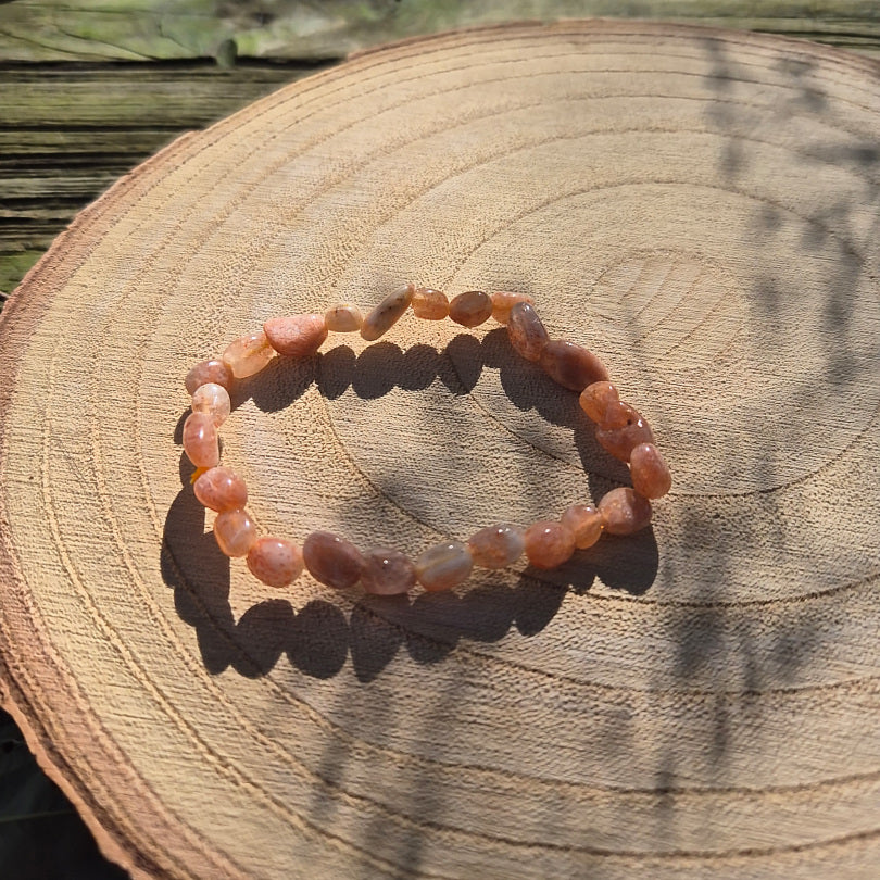 Bracelet en perles baroques en pierre de soleil naturelle d’Inde, pierre de joie, de confiance et d’énergie positive.