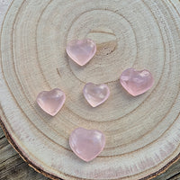 Petit Galet Coeur en Quartz Rose