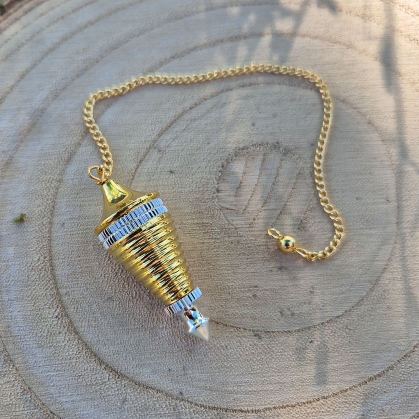 Pendule en acier inoxydable bicolore argent et or, outil de radiesthésie élégant pour méditation, intuition et travail énergétique.
