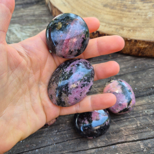 Galet de Rhodonite de Madagascar