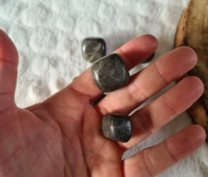 pierre roulée pyrite