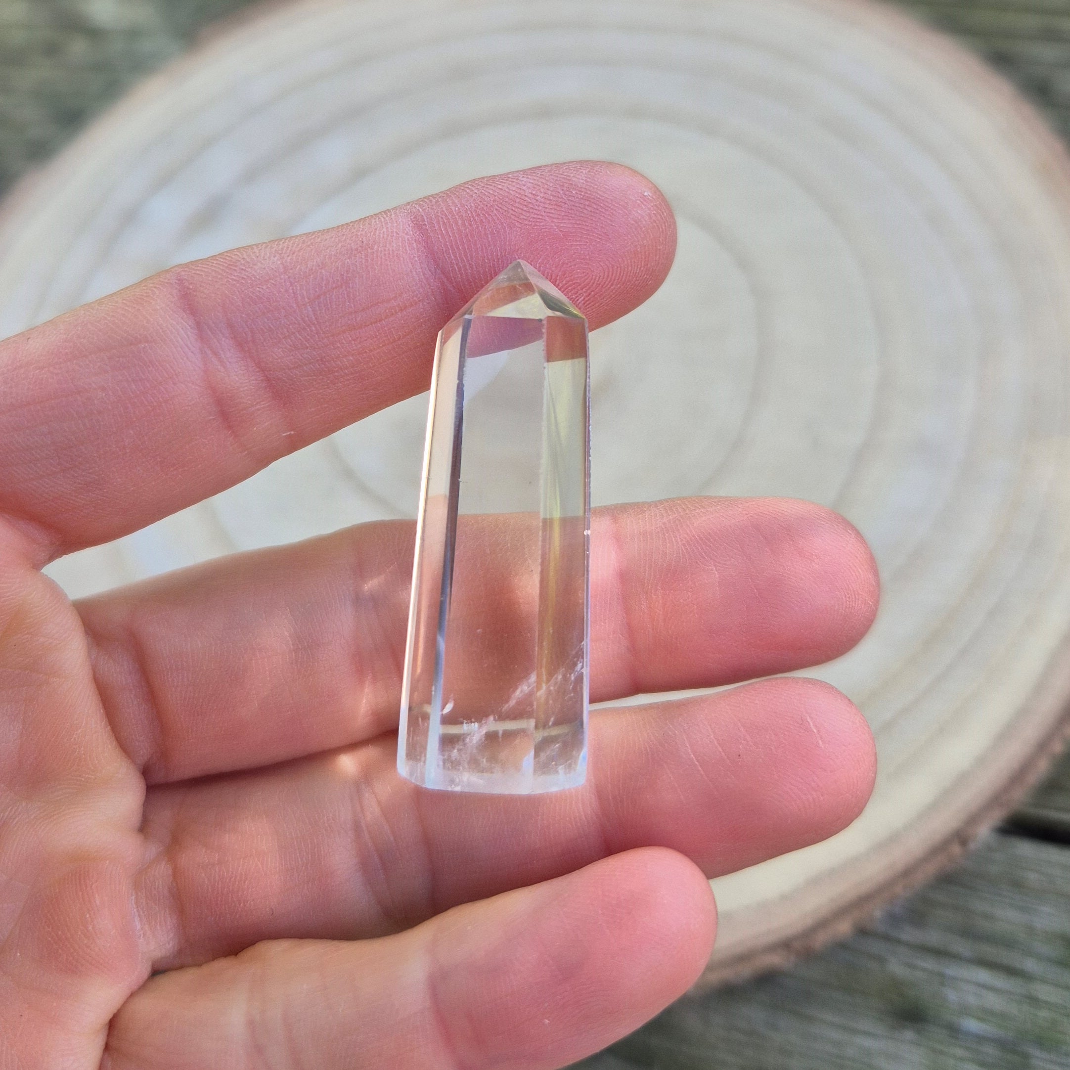 Pointe de Cristal de Roche de Madagascar, environ 5 cm, pierre éthique de lumière, de clarté et d’harmonie énergétique.
