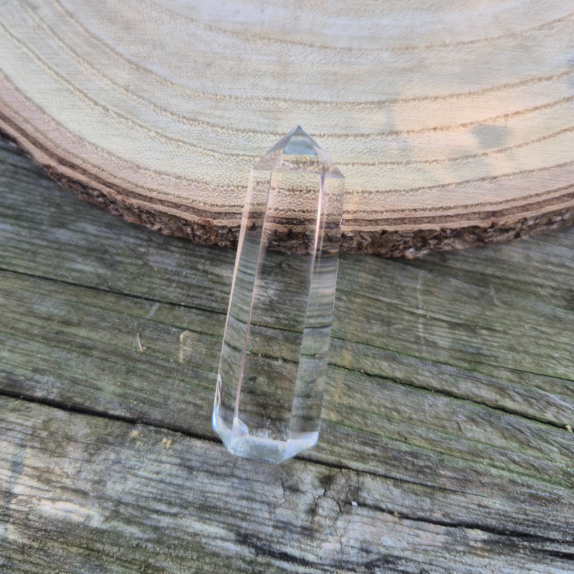Pointe de Cristal de Roche de Madagascar, environ 5 cm, pierre éthique de lumière, de clarté et d’harmonie énergétique.