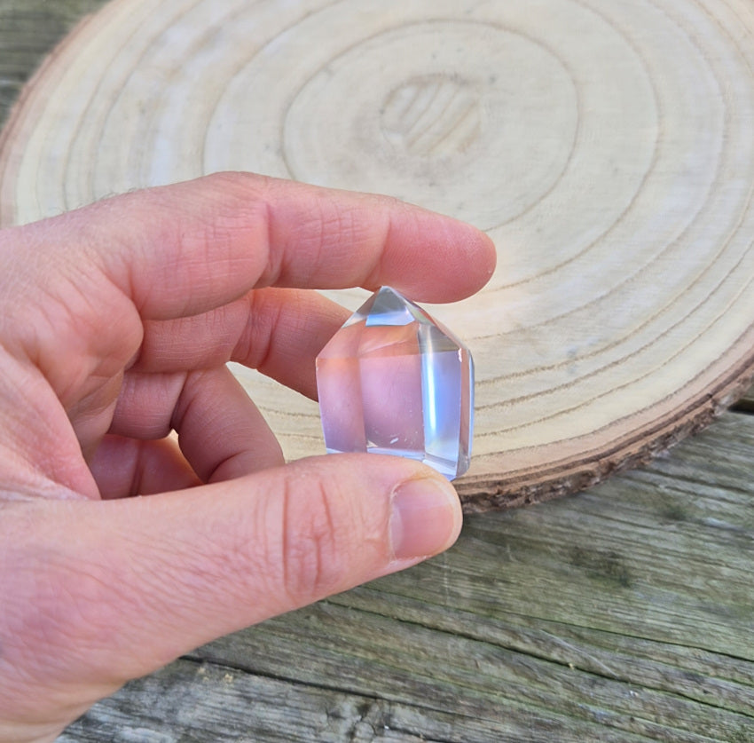 Pointe de Cristal de Roche de Madagascar, environ 3 cm, pierre éthique de lumière, de clarté et d’harmonie énergétique.