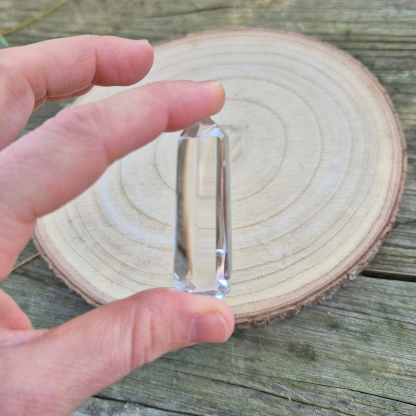 Pointe de Cristal de Roche de Madagascar, environ 4 cm, pierre éthique de lumière, de clarté et d’harmonie énergétique.