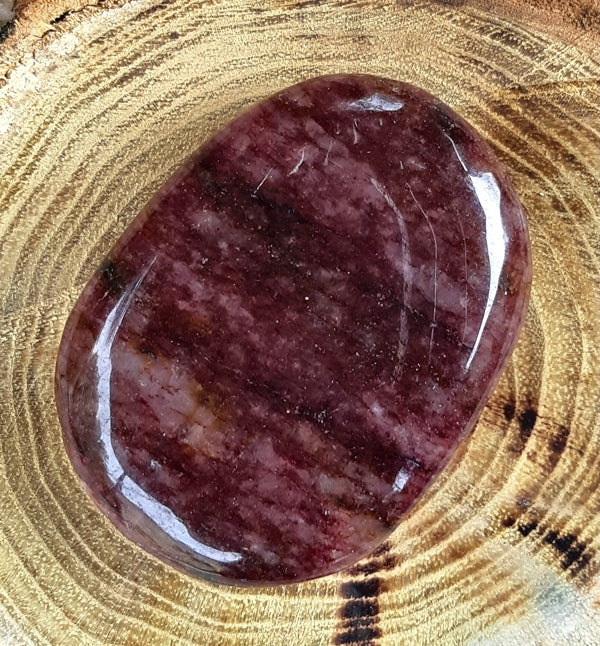 Galet en lépidolite