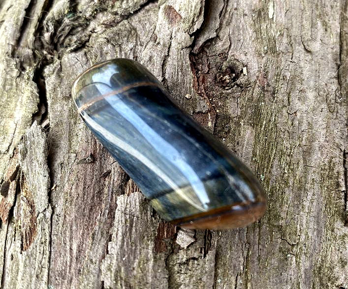 pierre roulée oeil de faucon