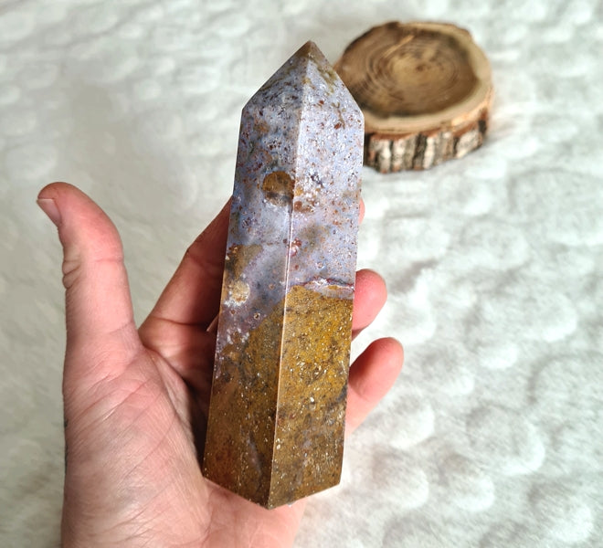 Pointe polie en jaspe océan de Madagascar. Environ 300 à 400g