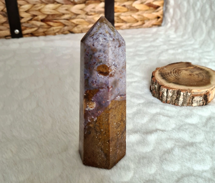 Pointe polie en jaspe océan de Madagascar. Environ 300 à 400g