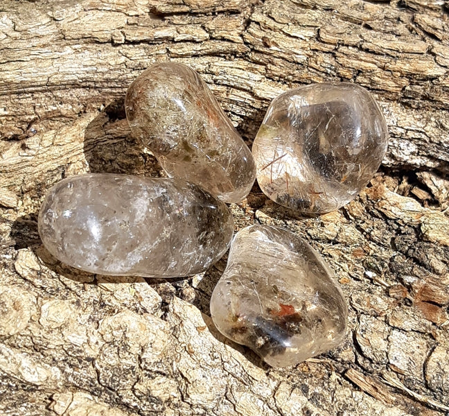 Pierre roulée quartz rutile inclusion mica