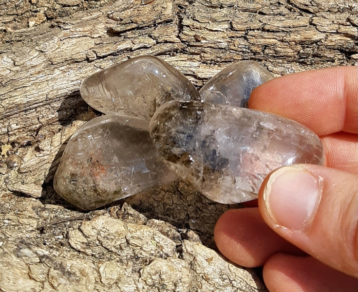 Pierre roulée quartz rutile inclusion mica