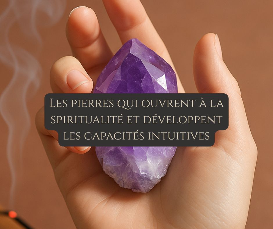 Améthyste et pierres spirituelles utilisées pour développer l’intuition, la médiumnité et le tirage de cartes.