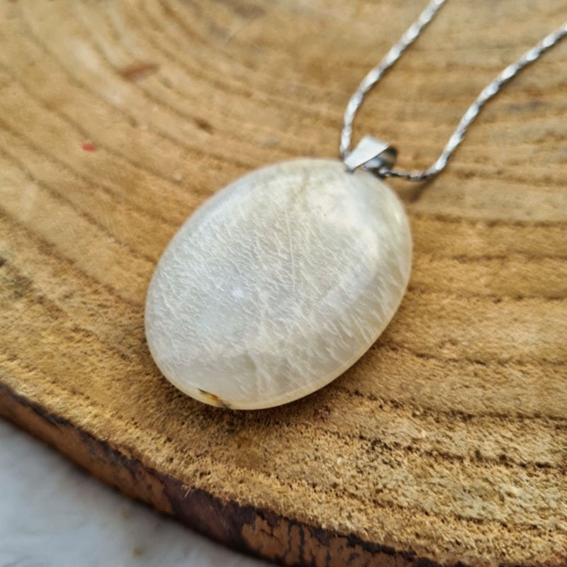boutique de mineraux colliers et pendentifs en pierres naturelles