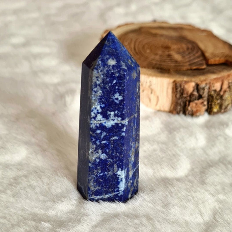 boutique de mineraux, pointe, oeuf et pyramide en pierres naturelles