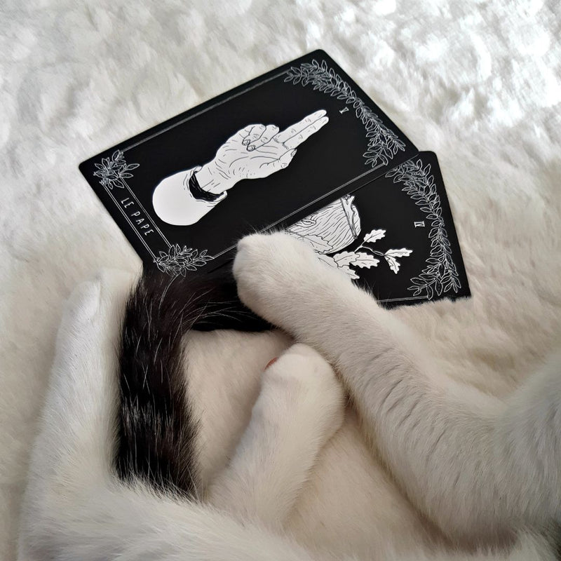 Jeux de tarot ésotériques et divinatoires pour développer l’intuition et la guidance intérieure.