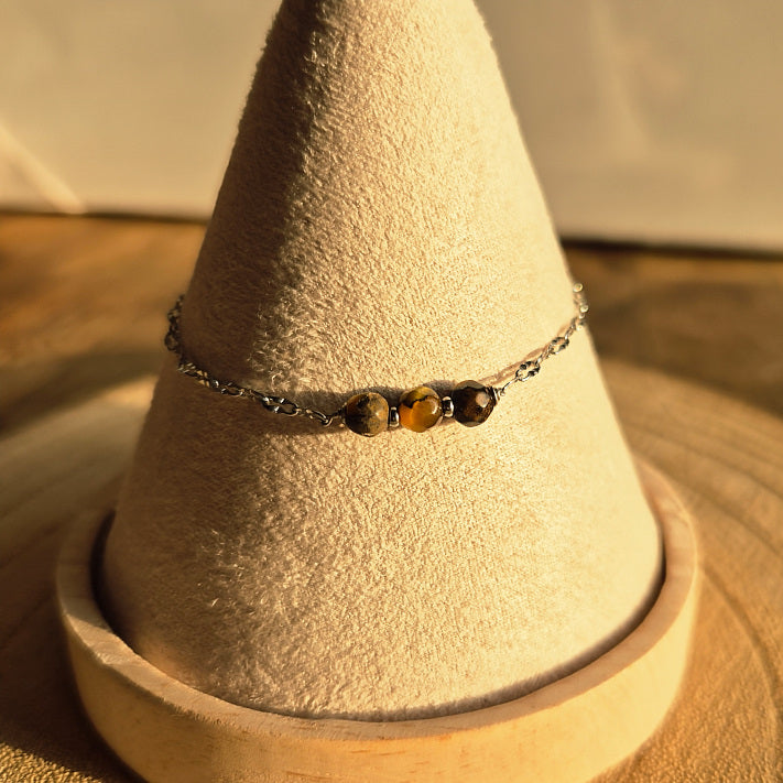 Bracelet fin en Œil de Tigre naturel 4 mm monté sur chaîne argent en acier inoxydable, création artisanale Les Secrets de G&M.