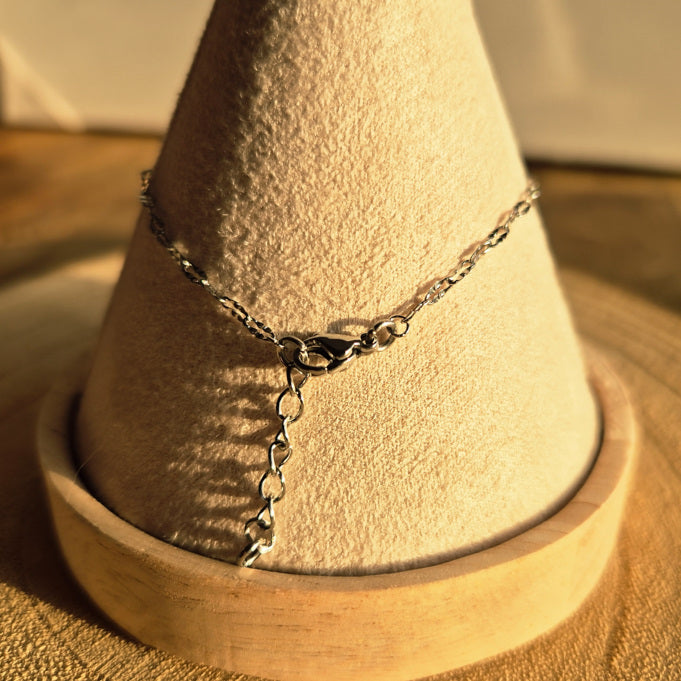 Bracelet fin en Œil de Tigre naturel 4 mm monté sur chaîne argent en acier inoxydable, création artisanale Les Secrets de G&M.