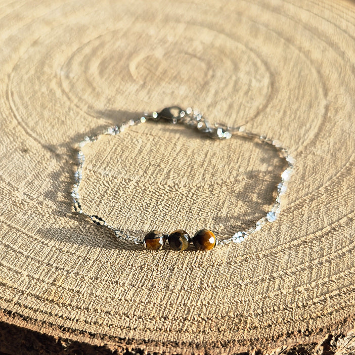 Bracelet fin en Œil de Tigre naturel 4 mm monté sur chaîne argent en acier inoxydable, création artisanale Les Secrets de G&M.
