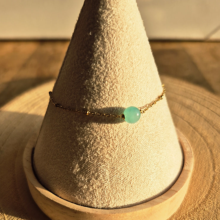 Bracelet fin en Amazonite naturelle 6 mm sur chaîne dorée en acier inoxydable, création artisanale Les Secrets de G&M.