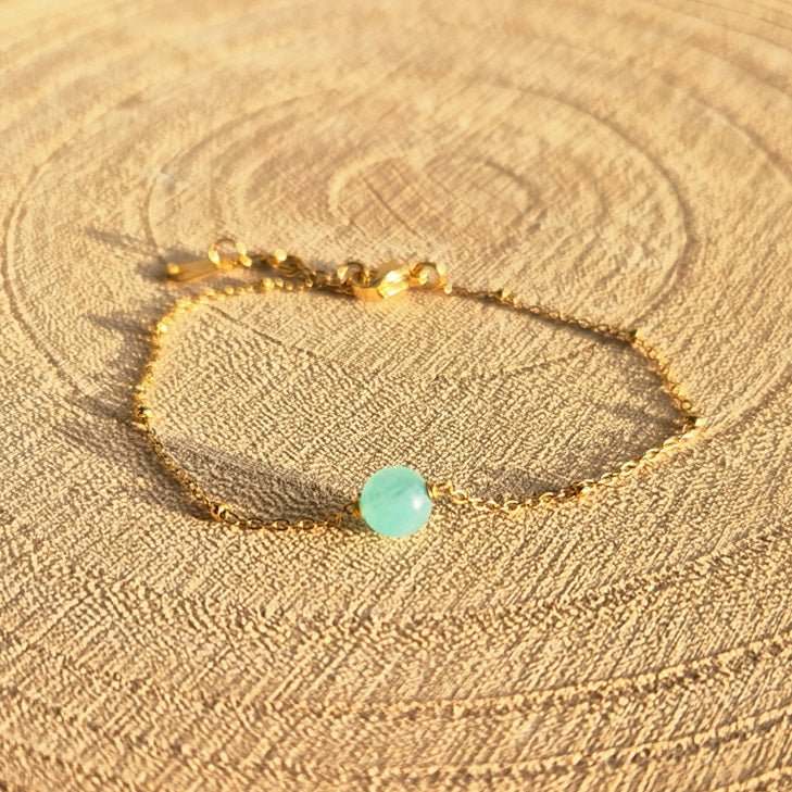 Bracelet fin en Amazonite naturelle 6 mm sur chaîne dorée en acier inoxydable, création artisanale Les Secrets de G&M.