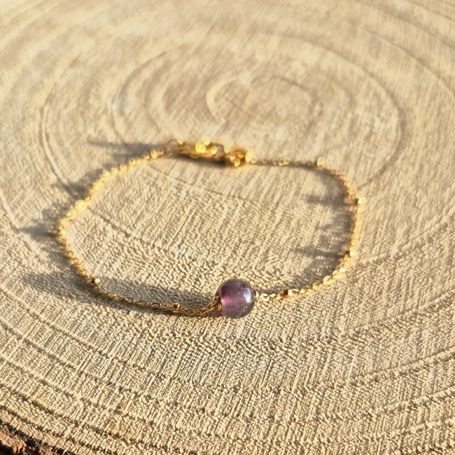 Bracelet fin en Améthyste naturelle 6 mm sur chaîne dorée en acier inoxydable, création artisanale Les Secrets de G&M.