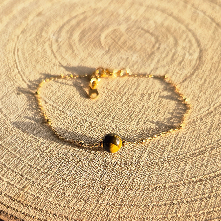 Bracelet fin en Œil de Tigre naturel 6 mm monté sur chaîne dorée en acier inoxydable, création artisanale Les Secrets de G&M.