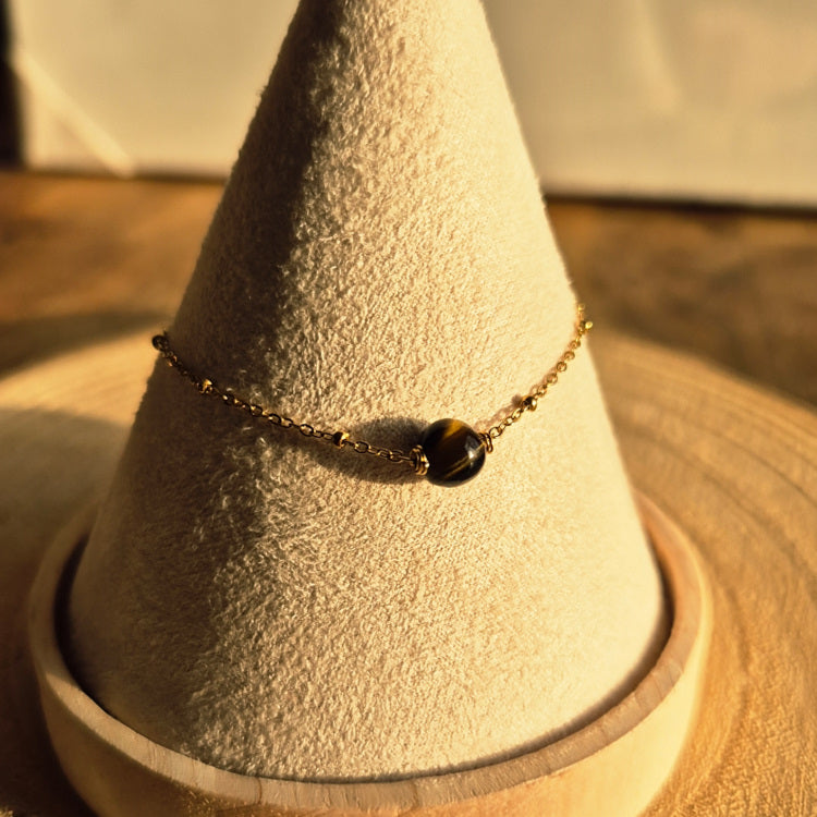 Bracelet fin en Œil de Tigre naturel 6 mm monté sur chaîne dorée en acier inoxydable, création artisanale Les Secrets de G&M.