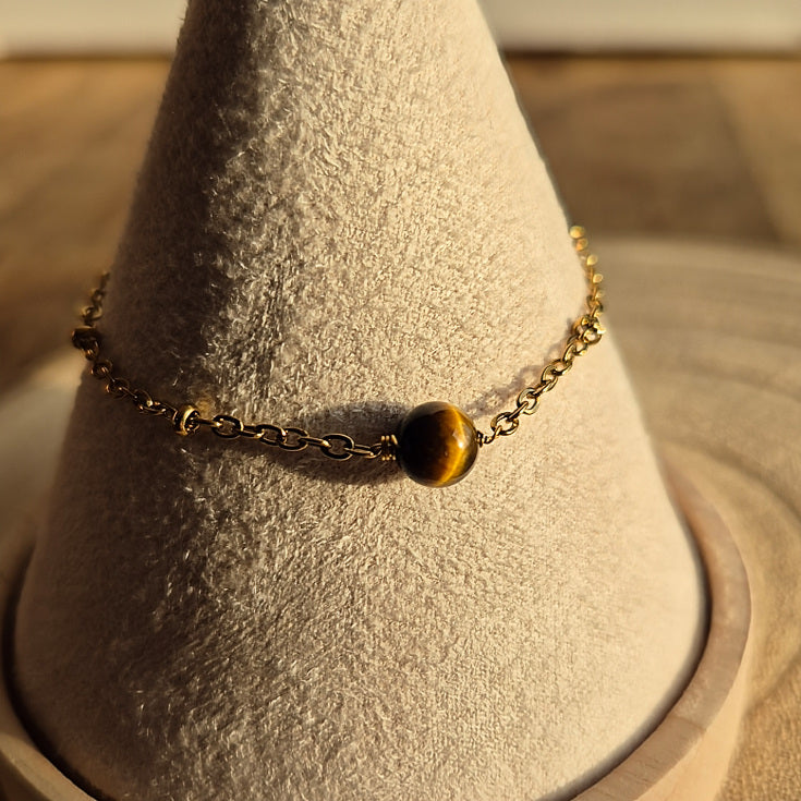 Bracelet fin en Œil de Tigre naturel 6 mm monté sur chaîne dorée en acier inoxydable, création artisanale Les Secrets de G&M.