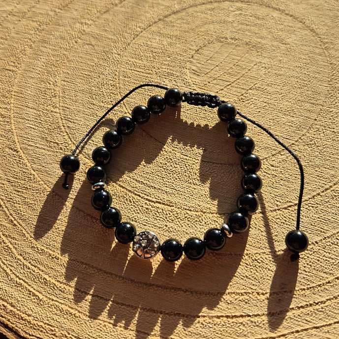 Bracelet réglable en tourmaline noire naturelle 6 mm, monté en macramé, création artisanale faite à la main par Les Secrets de G&M