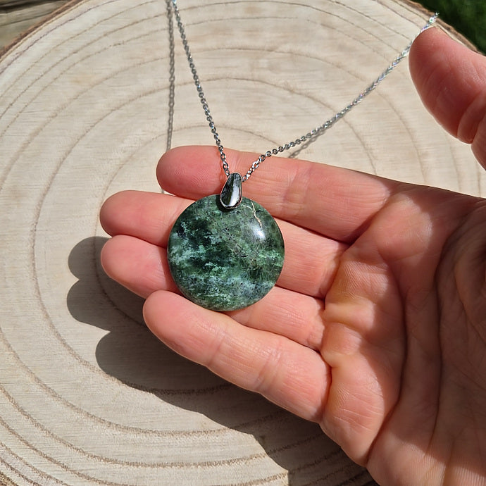 Collier Rond en Chrysoprase de Madagascar Chaine couleur Argent