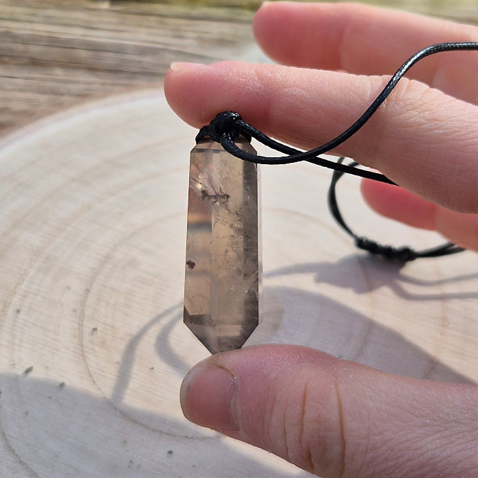 Collier Double Pointe en Quartz Fumé sur Cordon