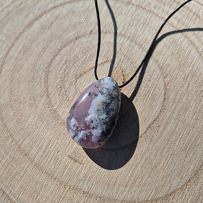 Collier en Merlinite et inclusion d'Améthyste sur Cordon
