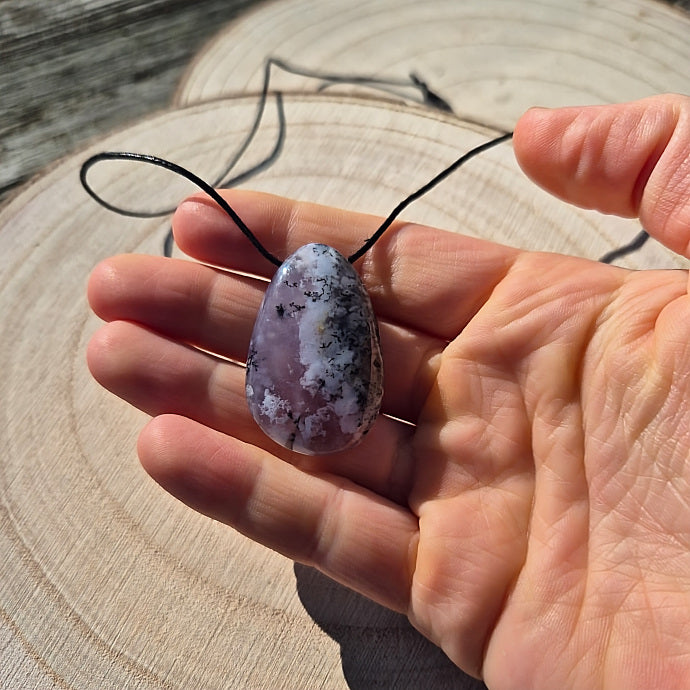 Collier en Merlinite et inclusion d'Améthyste sur Cordon