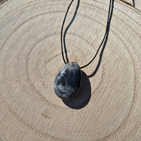 Collier en Merlinite sur Cordon