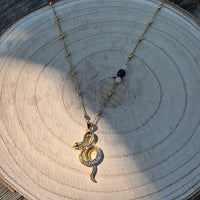 Freya - Collier Spinelle Noir et Quartz Rose Pendentif Serpent