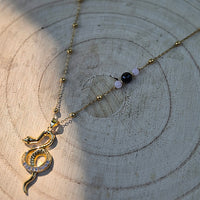 Freya - Collier Spinelle Noir et Quartz Rose Pendentif Serpent