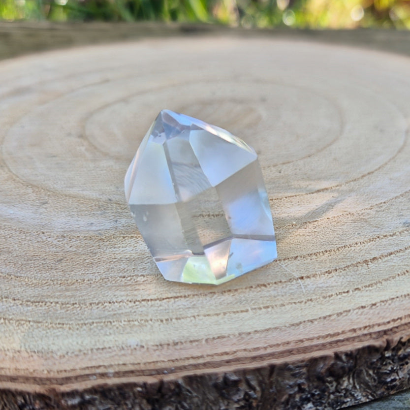 Pointe de Cristal de Roche de Madagascar, environ 3 cm, pierre éthique de lumière, de clarté et d’harmonie énergétique.
