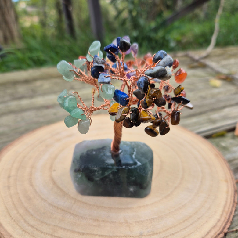 Arbre du Bonheur 7 Chakras sur base de fluorite brute – symbole d’équilibre, d’harmonisation et de paix intérieure