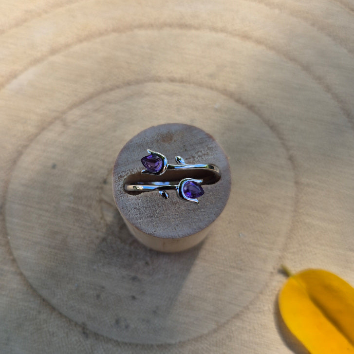Bague réglable en argent 925 sertie d’une améthyste violette, bijou élégant et apaisant.