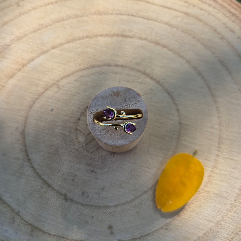 Bague réglable en argent 925 doré sertie d’une améthyste, bijou chic et apaisant.
