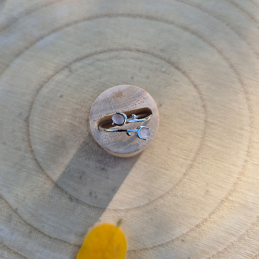 Bague réglable en argent 925 sertie d’un quartz rose, bijou raffiné et apaisant.