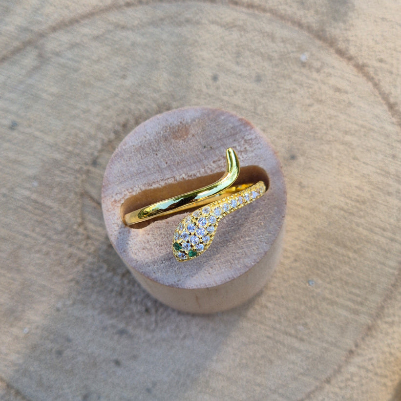 Bague réglable en argent 925 doré représentant un serpent, bijou chic et élégant.