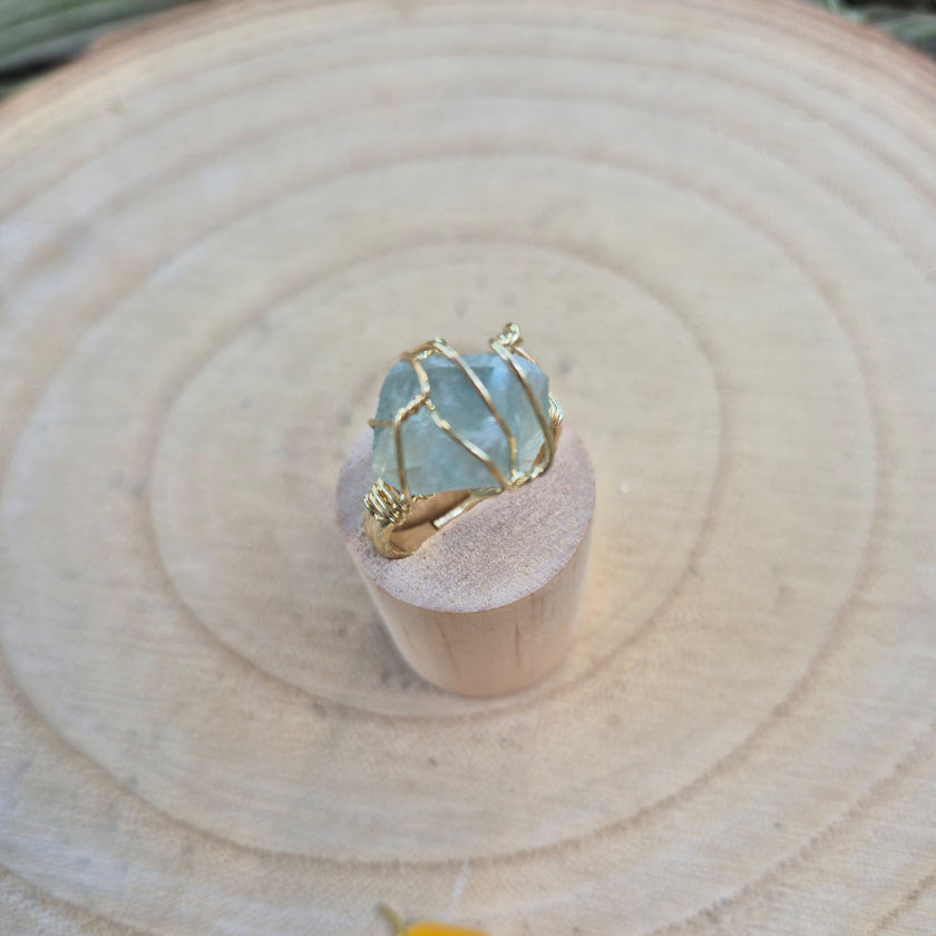 Bague réglable en cuivre doré avec fluorite brute, bijou élégant et original.