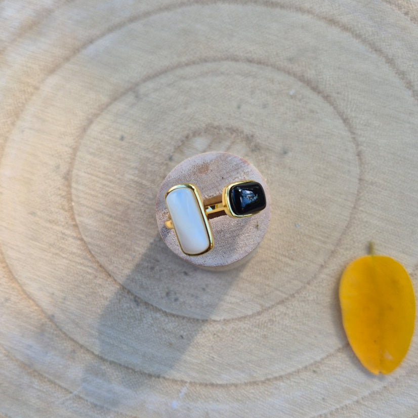 Bague réglable en argent doré 925 avec agate naturelle, bijou élégant et raffiné.